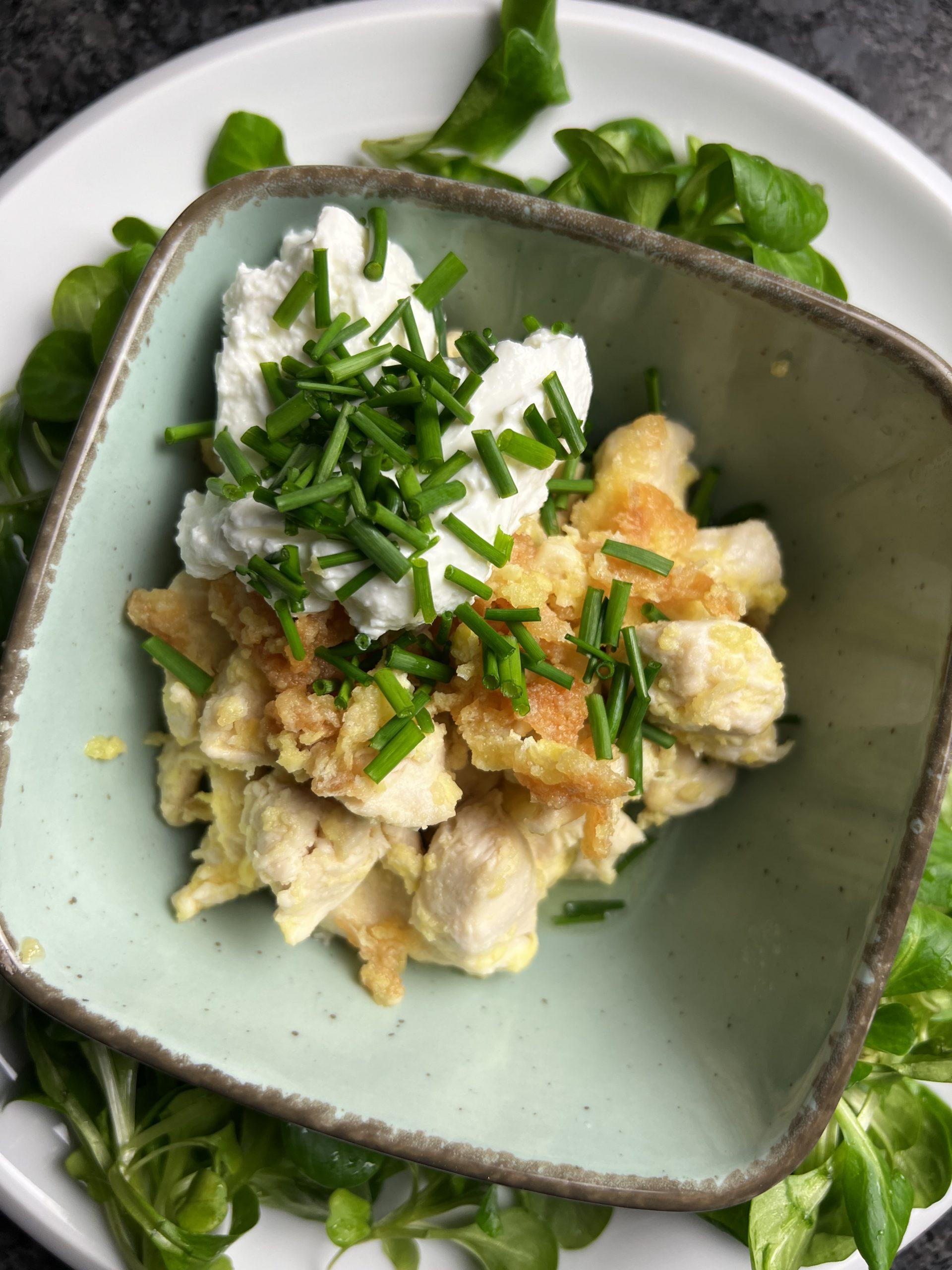 Hähnchenbrust im Parmesanmantel und Feldsalat – Keto Rezept