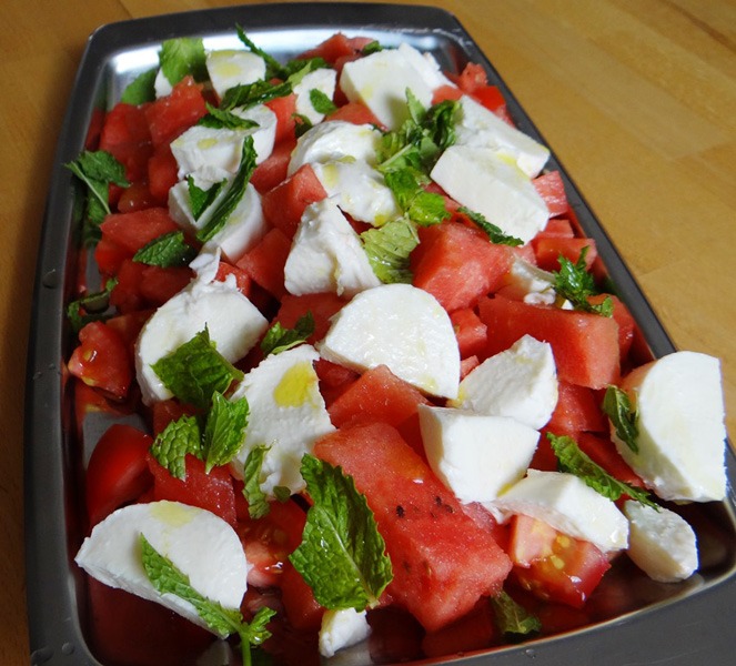 Frische Brise Salat Mozza mit Melone und Minze Low-Carb Salat