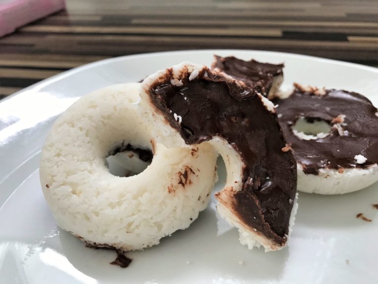 Schoko Kokos Donut mit Haselnusscreme