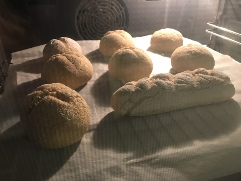 Low-Carb Hefe Brötchen und Brot im Ofen