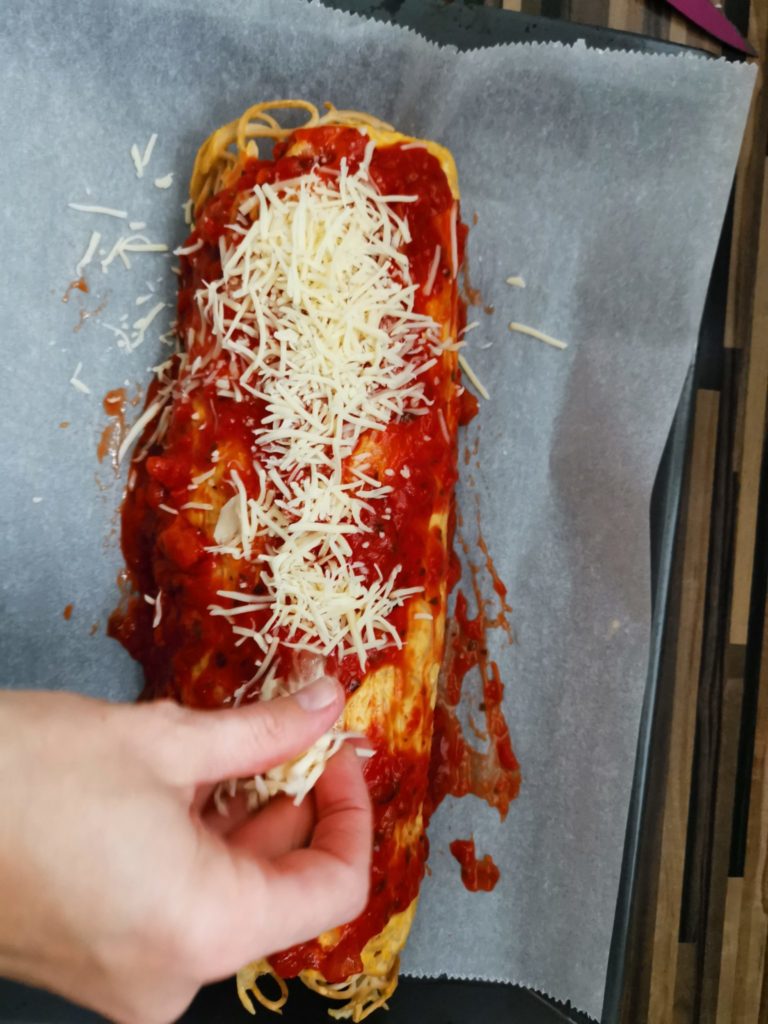 Spaghett-Omellette Rolle mit Käse
