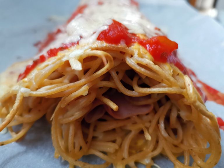 Low-Carb Spaghett-Omellette Rolle