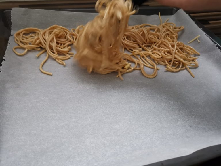 Spaghetti Omelett Rolle vorbereitung