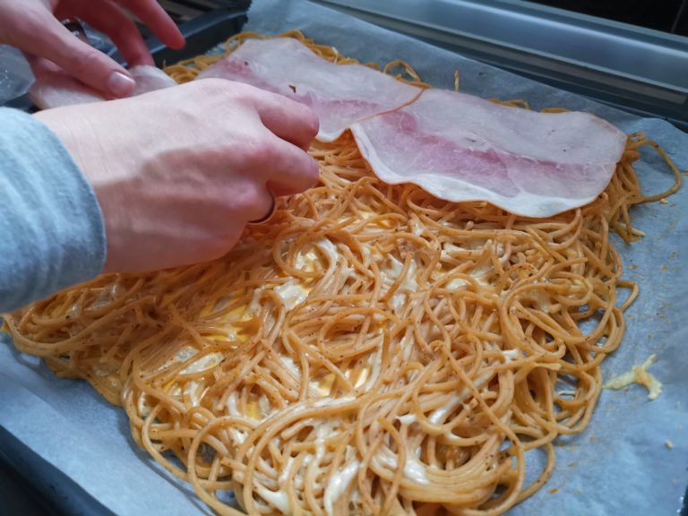 Spaghetti Omelett Rolle mit Schinken belegen