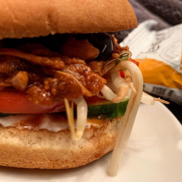 Jackfrucht Burger mit FeelingOK Sandwich Buns zubereiten