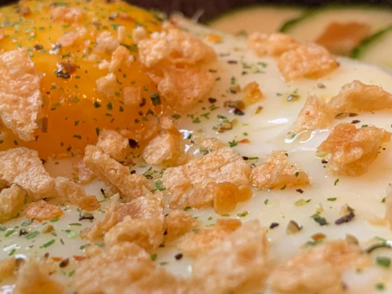 Zubereitung Gebackenes Goldiges mit Ei und Crunchy Topping