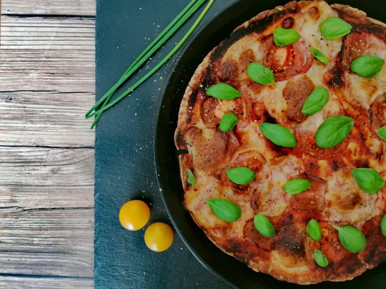 Pizza Caprese vegan zubereiten