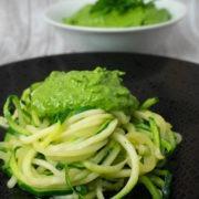 Rezept für Zucchini Spaghetti mit Avocado Pesto vegan