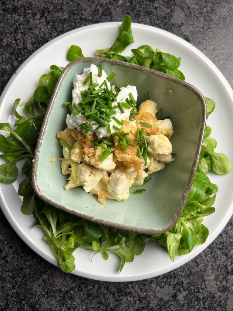 Rezeptbild Hähnchenbrust im Parmesanmantel und Feldsalat – Keto Rezept