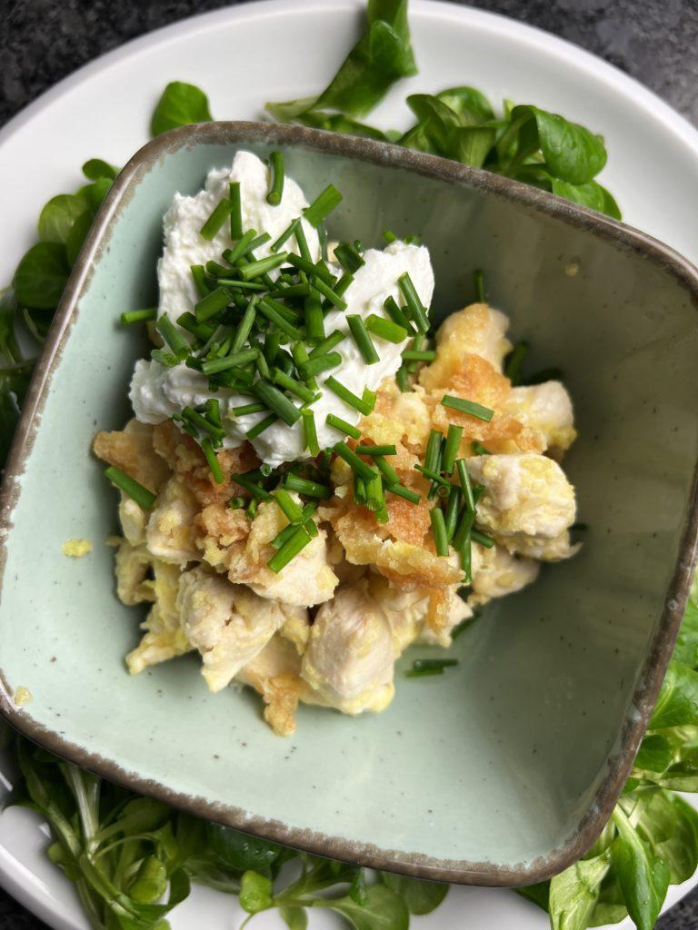 Zubereitung Hähnchenbrust im Parmesanmantel und Feldsalat – Keto Rezept