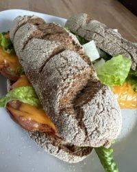 Rezept für Keto Baguette Sandwich mit Kassler und Käse