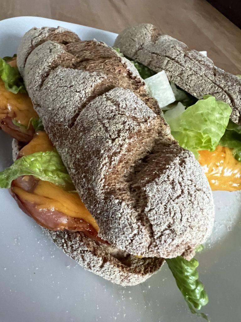 Rezeptbild Keto Baguette Sandwich mit Kassler und Käse