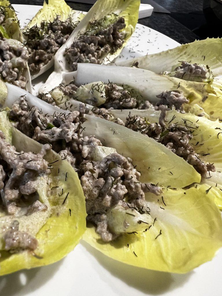 Schmorgurke in Chicorée Schiffchen – Keto Rezept zubereiten