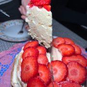 Lower-Carb Rezept: Keto Torte Rezept: Keto-Waffel-Torte mit Erdbeeren