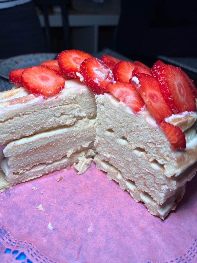 Zubereitung Keto Torte Rezept: Keto-Waffel-Torte mit Erdbeeren
