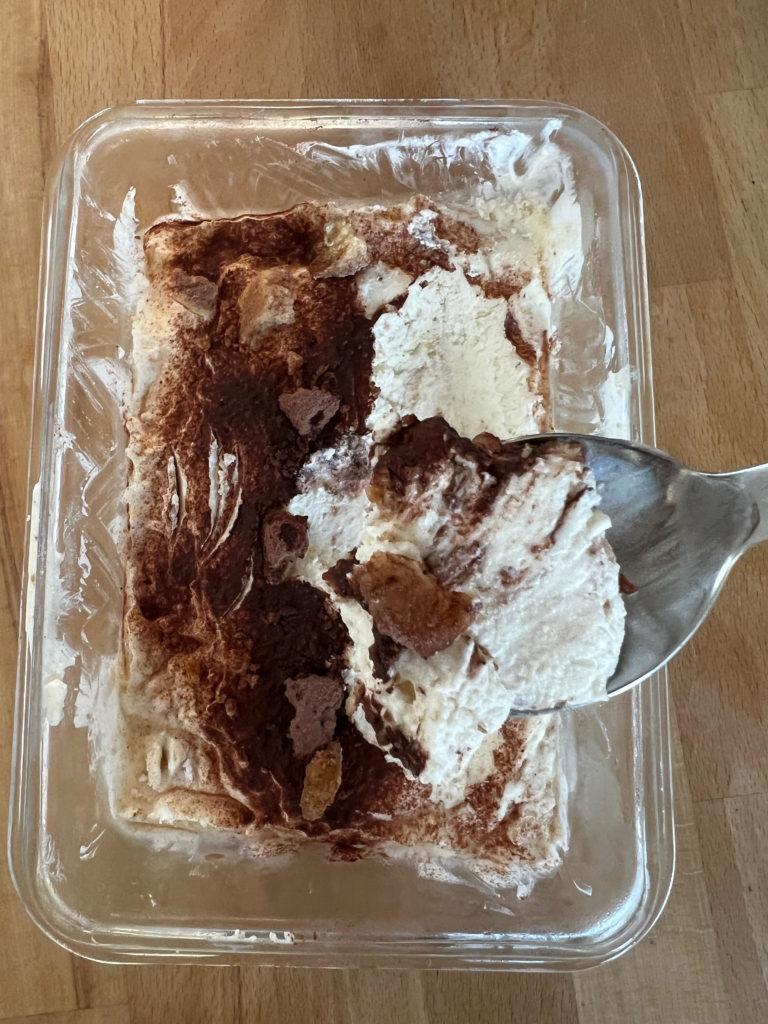Zuckerarmes Keto-Eis mit Konzelmanns Butterkeksen zubereiten