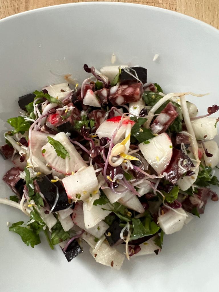 Schwarzwurstsalat mit Rettich: Eine köstliche und herzhafte Kombination zubereiten