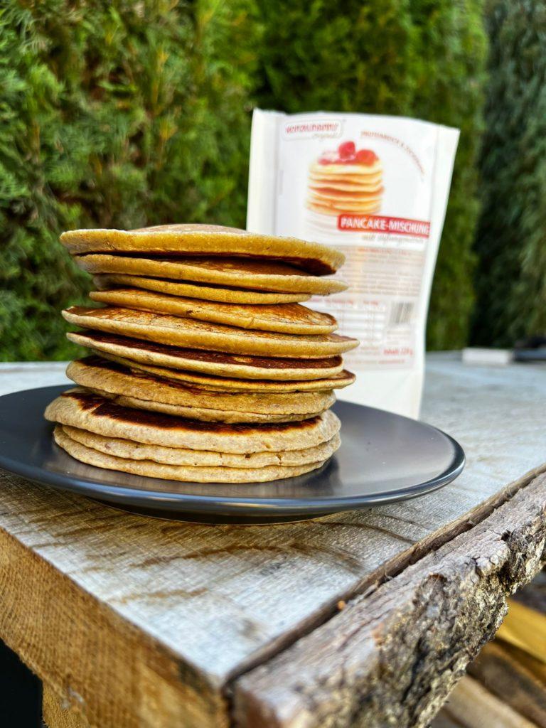 Protein Pancakes vom Grill mit Kokos-Pflaumen Topping zubereiten