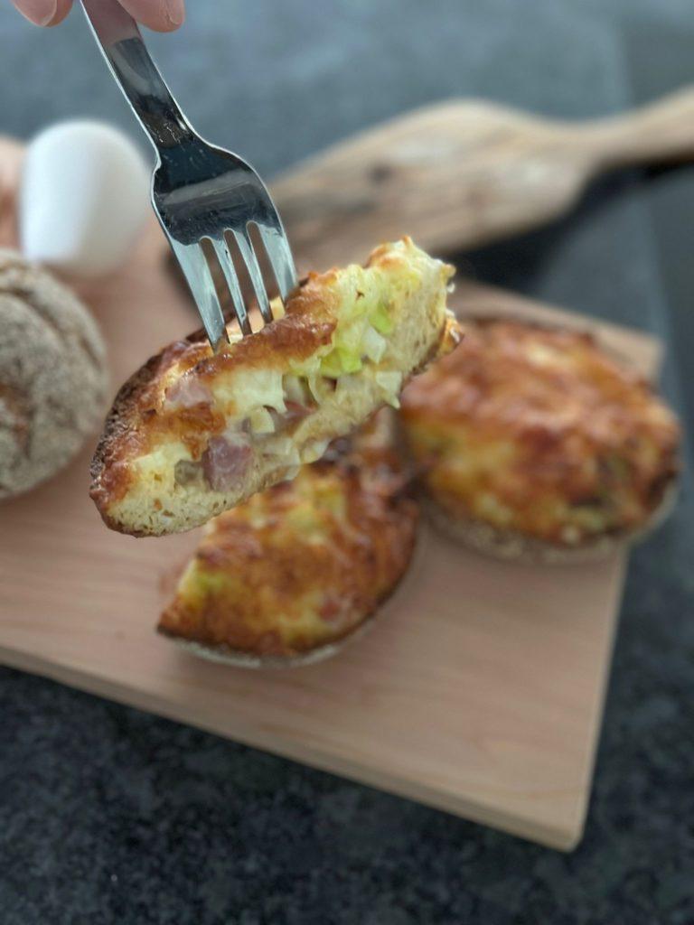 Airfryer Keto Brötchen mit Käse-Ei-Speck-Füllung Rezept nachkochen