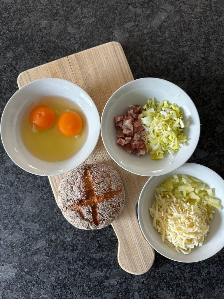 Rezeptbild Airfryer Keto Brötchen mit Käse-Ei-Speck-Füllung