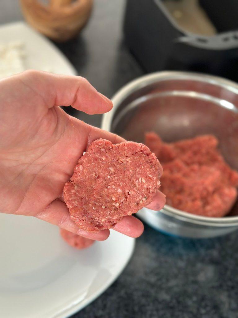 Keto-Bifteki im Airfryer: Würzig mit Chili-Protein-Chips & cremigem Feta-Dip