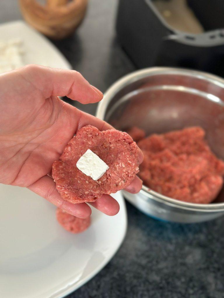 Keto-Bifteki im Airfryer: Würzig mit Chili-Protein-Chips & cremigem Feta-Dip