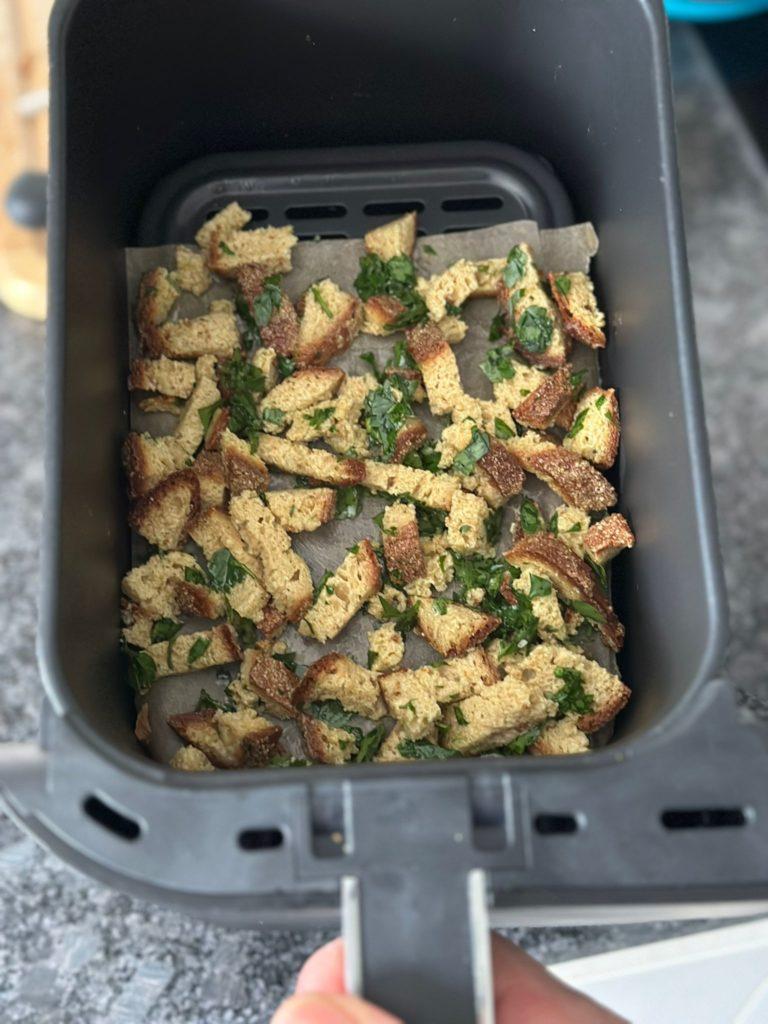 Zubereitung Wie man im Airfryer die besten Keto-Croutons zubereitet
