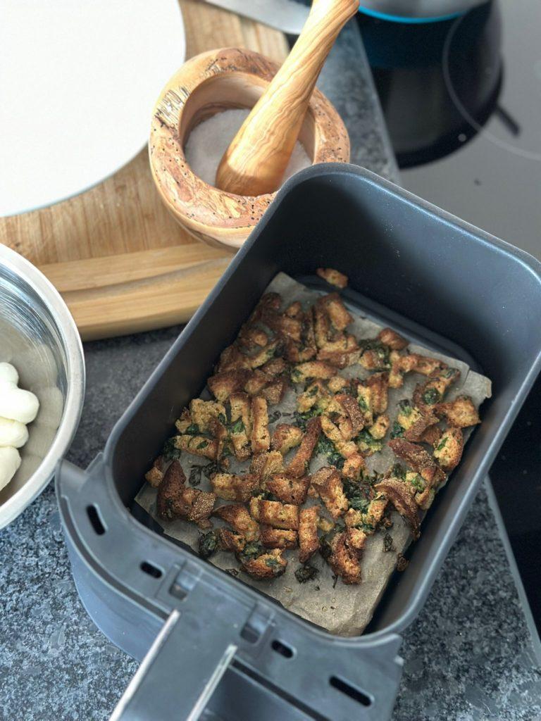 Wie man im Airfryer die besten Keto-Croutons zubereitet zubereiten