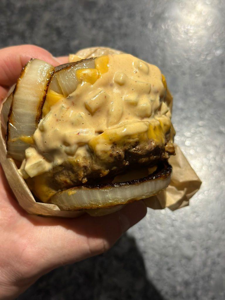 Keto InNOut Burger Rezept Onion-Wrapped Flying Dutchman